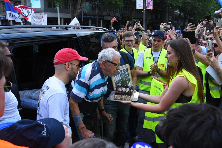 Dirljive scene u Srbiji. Studenti tortom dočekali 90-godišnjaka kojeg je udario auto